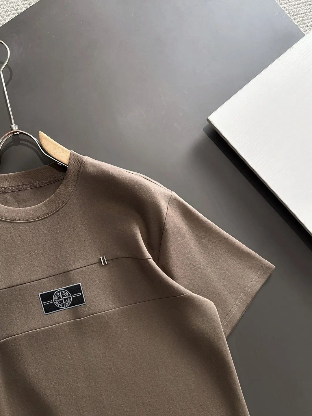 Next day shipment P300 High version Stone lsland/Stone Island 25ss spring and summer new high-end T-shirt Made with machines imported from Italy. Truly the most luxurious and high-quality style that you can wear with your eyes closed. Heavy combed fabrics. High-strength and heavy-weight fabrics feel substantial when weighed. The upper body is more textured than ordinary T-shirts and is not easy to deform. This texture can cope with the weather, absorb sweat and breathable, and is suitable for both hot and cold conditions! Perfectly produced with reference to the original stitch and stitch! The loose fit design is super noble. Custom-woven signature ribbed collar, cuffs, and hem. Really rare and rare goods Size: M-XXXL